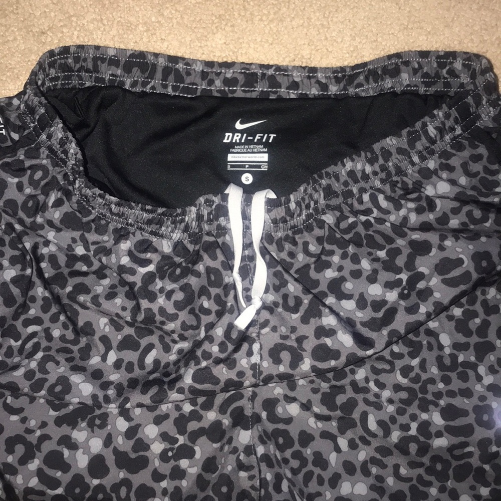 Nike Dri-Fit workout short - Picture 3 of 8
